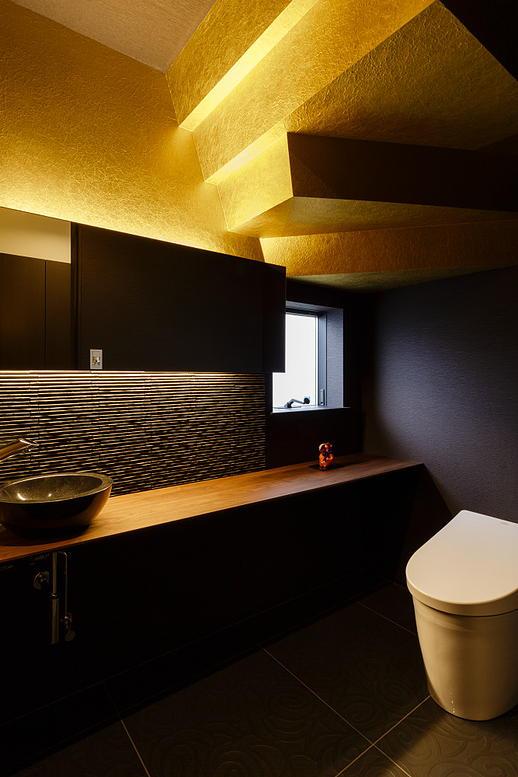 ゴールドの壁と演出照明で高級感のあるトイレ Cat House 猫と暮らす家 バス トイレ事例 Suvaco スバコ