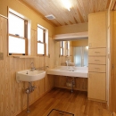 邑久町の家の写真 自然素材に囲まれた洗面スペース