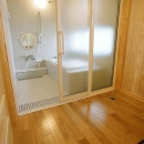 邑久町の家の写真 バリアフリーで清潔感あるバスルーム