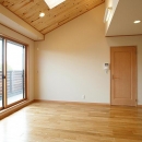邑久町の家の写真 大きな窓と天窓からの採光溢れる部屋