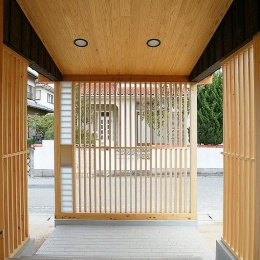 邑久町の家 (自然素材の格子のある玄関ポーチ)