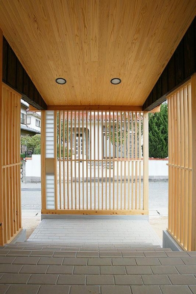 自然素材の格子のある玄関ポーチ (邑久町の家)