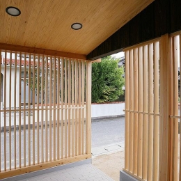 邑久町の家 (自然素材の格子のある玄関ポーチ)