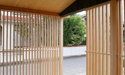 自然素材の格子のある玄関ポーチ｜邑久町の家