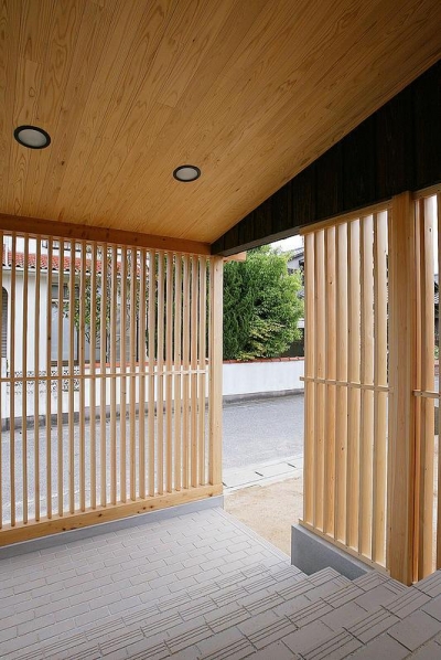 自然素材の格子のある玄関ポーチ (邑久町の家)