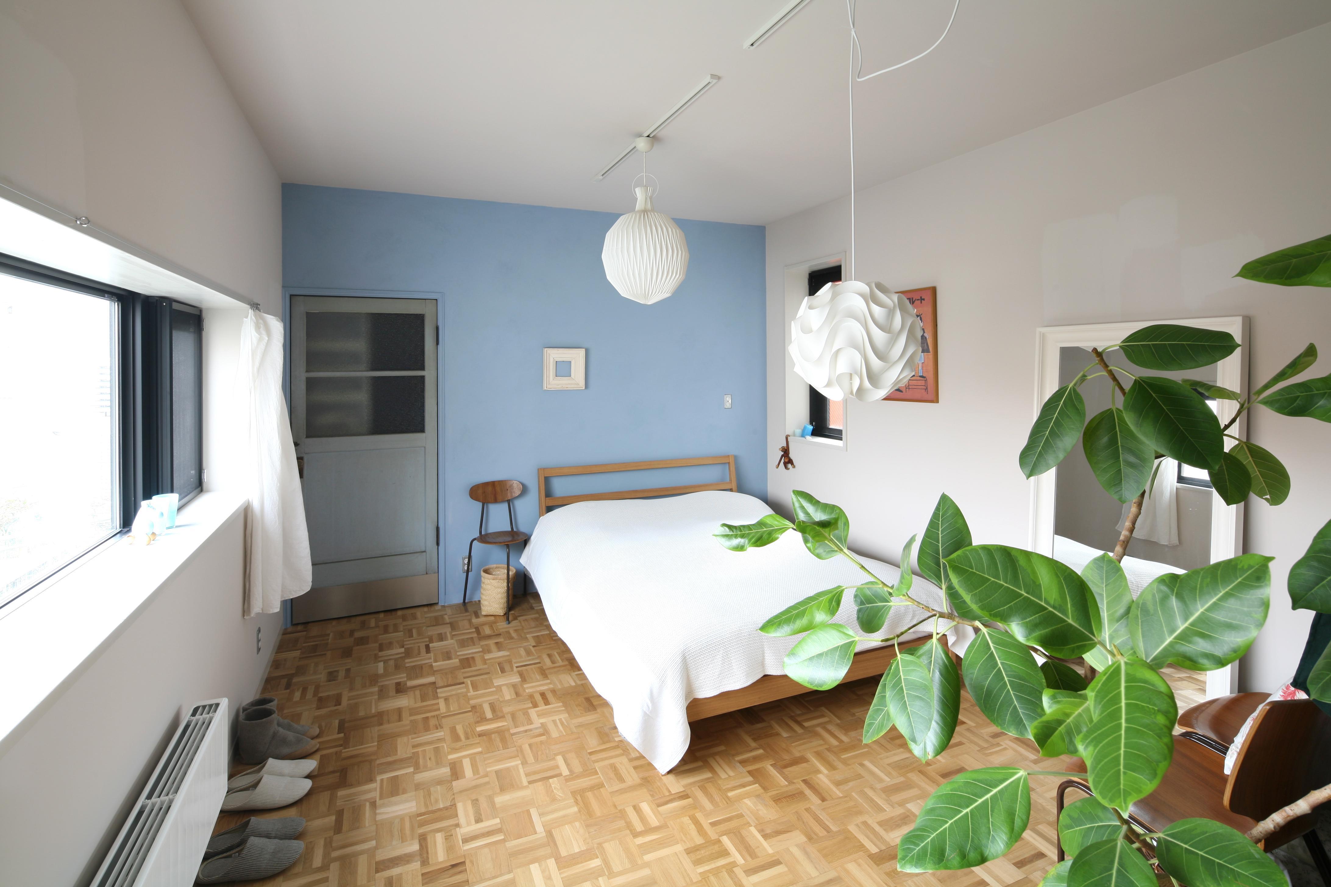 ベッドルーム事例：ブルーの壁が爽やかなベッドルーム（K邸）