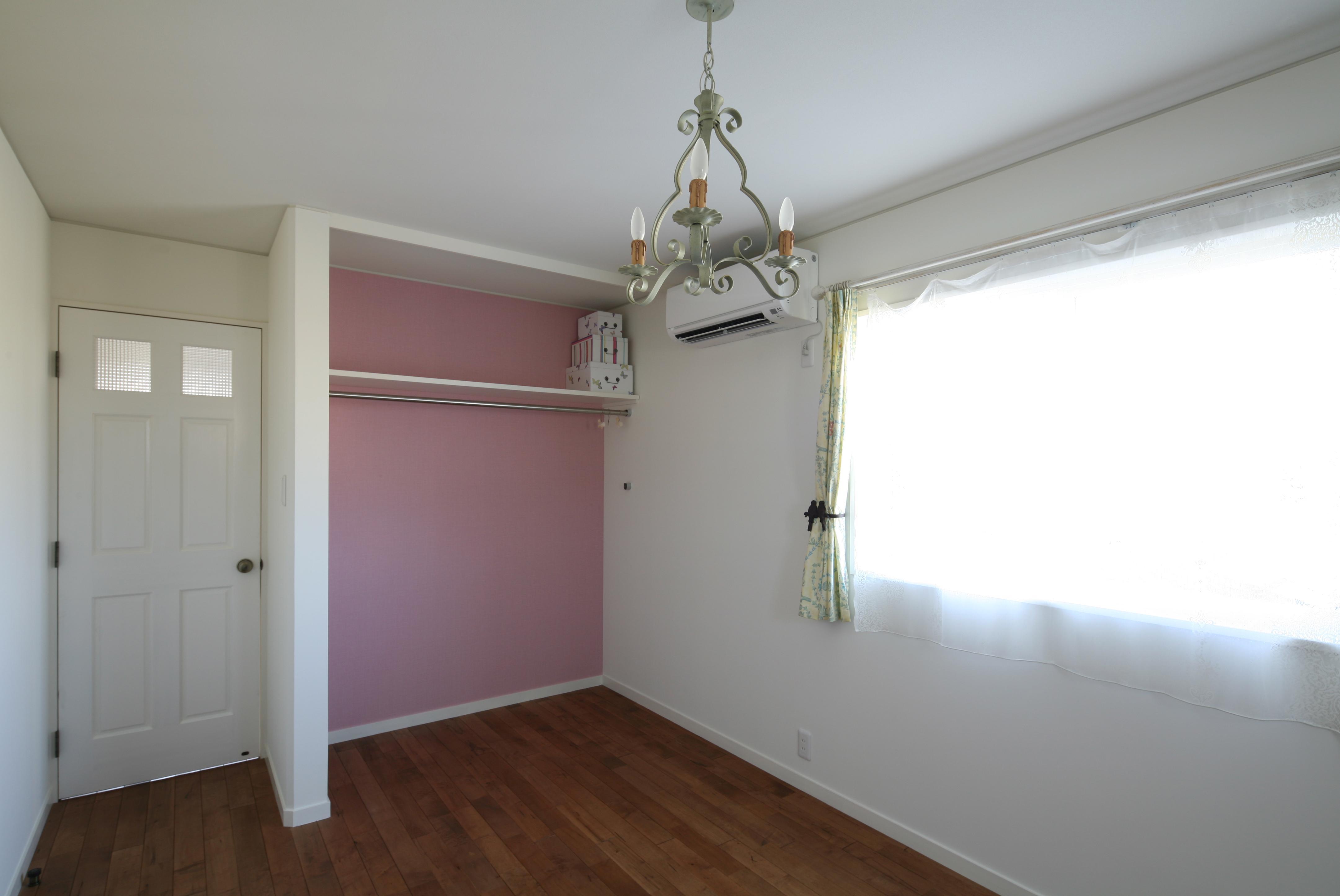 子供部屋事例：ラズベリーピンク色のアクセント壁（M邸）