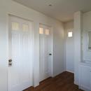 M邸の写真 ドアも白色塗装で統一感